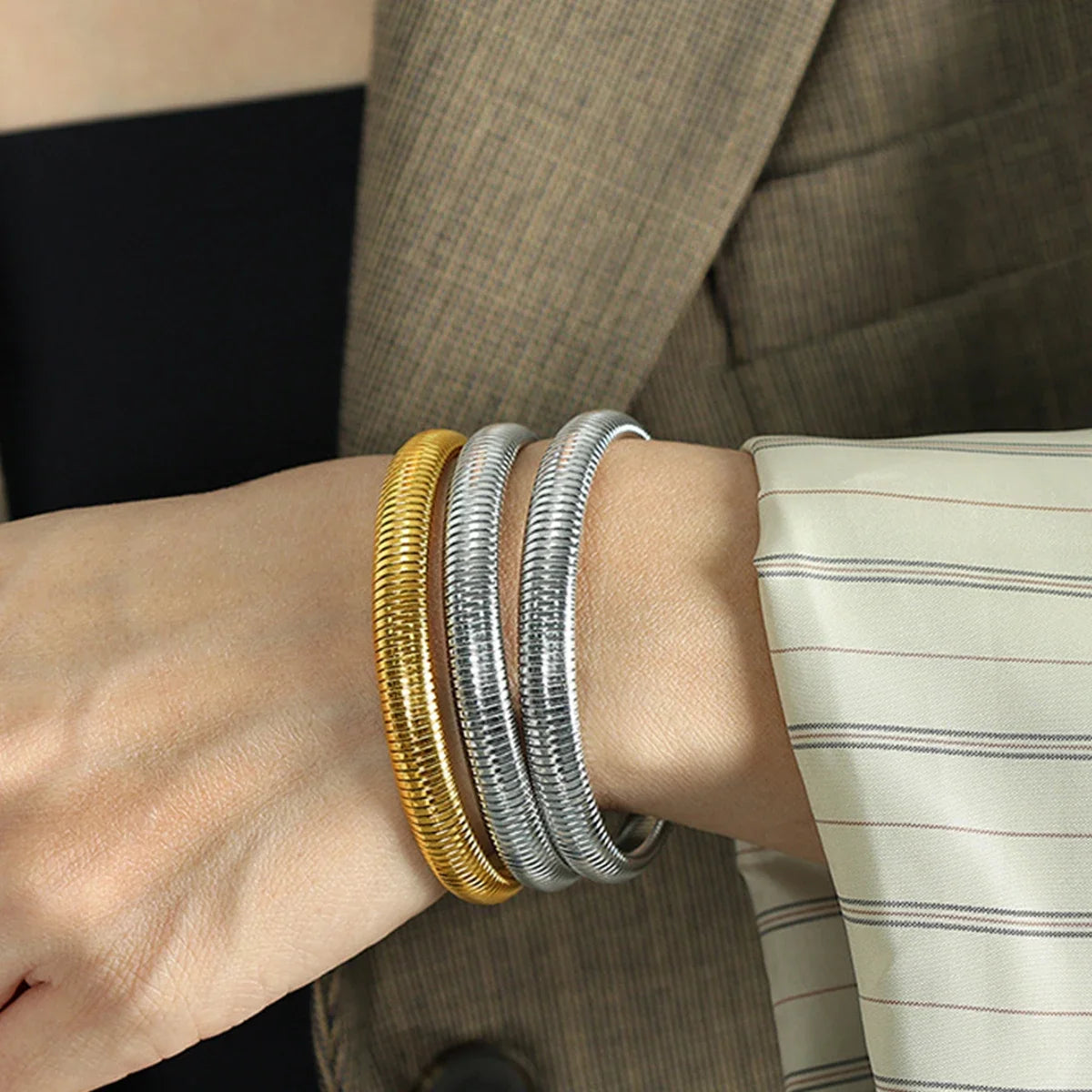 Brazalete de Acero Inoxidable Bañado en Oro 18k Tipo Serpiente