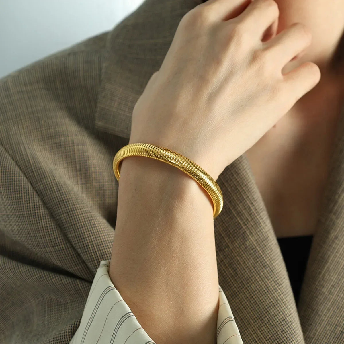 Brazalete de Acero Inoxidable Bañado en Oro 18k Tipo Serpiente