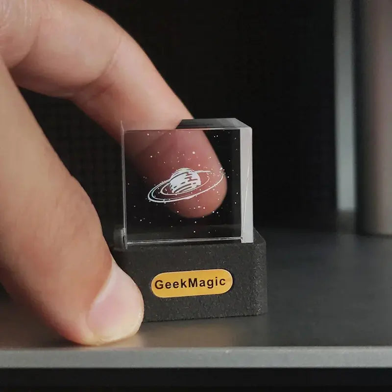 Cubo Holográfico GeekMagic – Reloj, Álbum GIF y Estación Meteorológica Inteligente de Escritorio ¡Todo Chido!